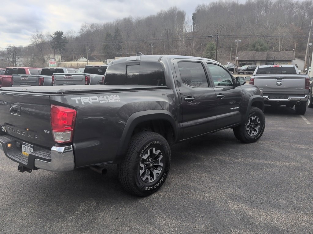 Used 2017 Toyota Tacoma TRD Off-Road image 3
