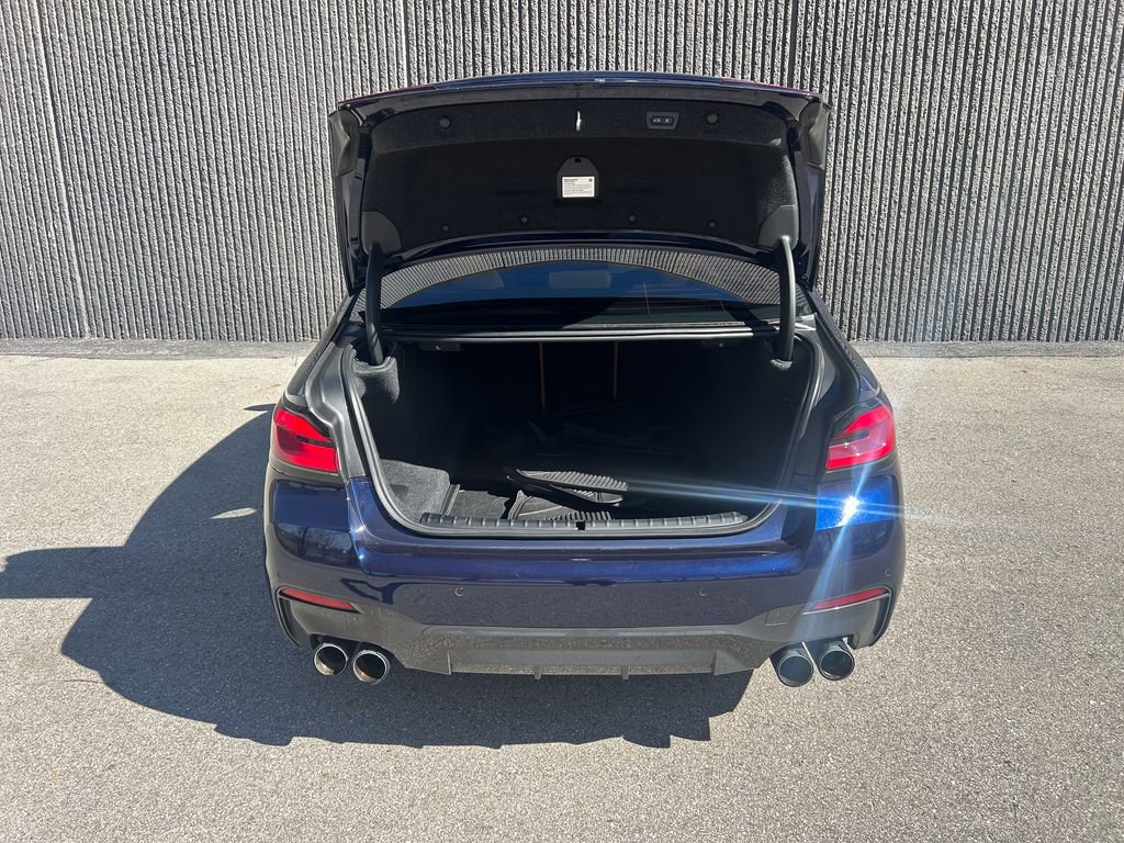 Used 2023 BMW M550i xDrive image 16