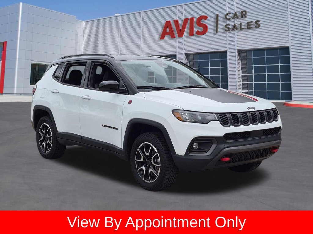 Used 2025 Jeep Compass Trailhawk AWD/4WD image 3