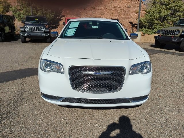 Used 2018 Chrysler 300 Touring w/ Chrome Appearance Package image 2