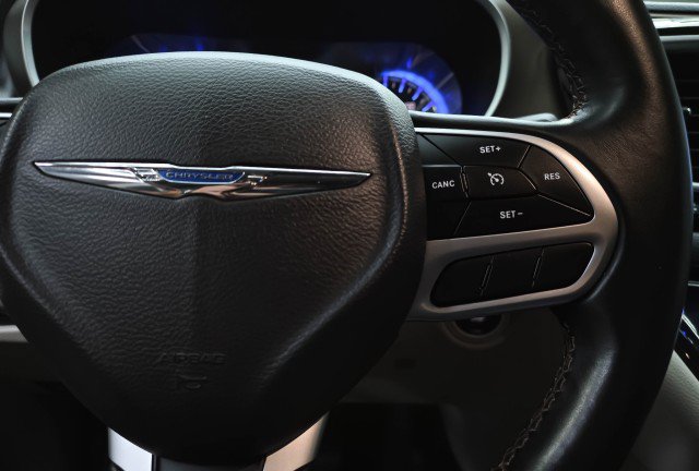 Used 2017 Chrysler Pacifica Touring-L FWD image 26