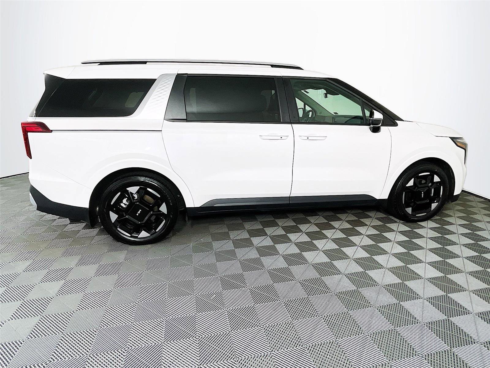 Used 2025 Kia Carnival EX image 10