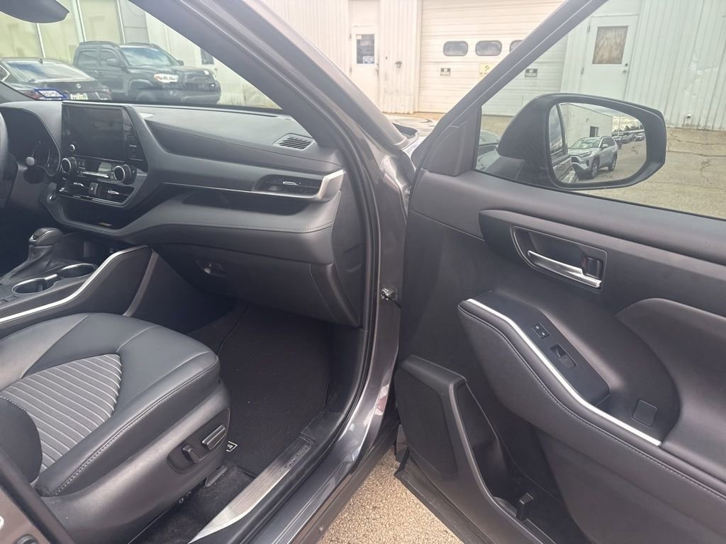Used 2023 Toyota Highlander XSE FWD image 17