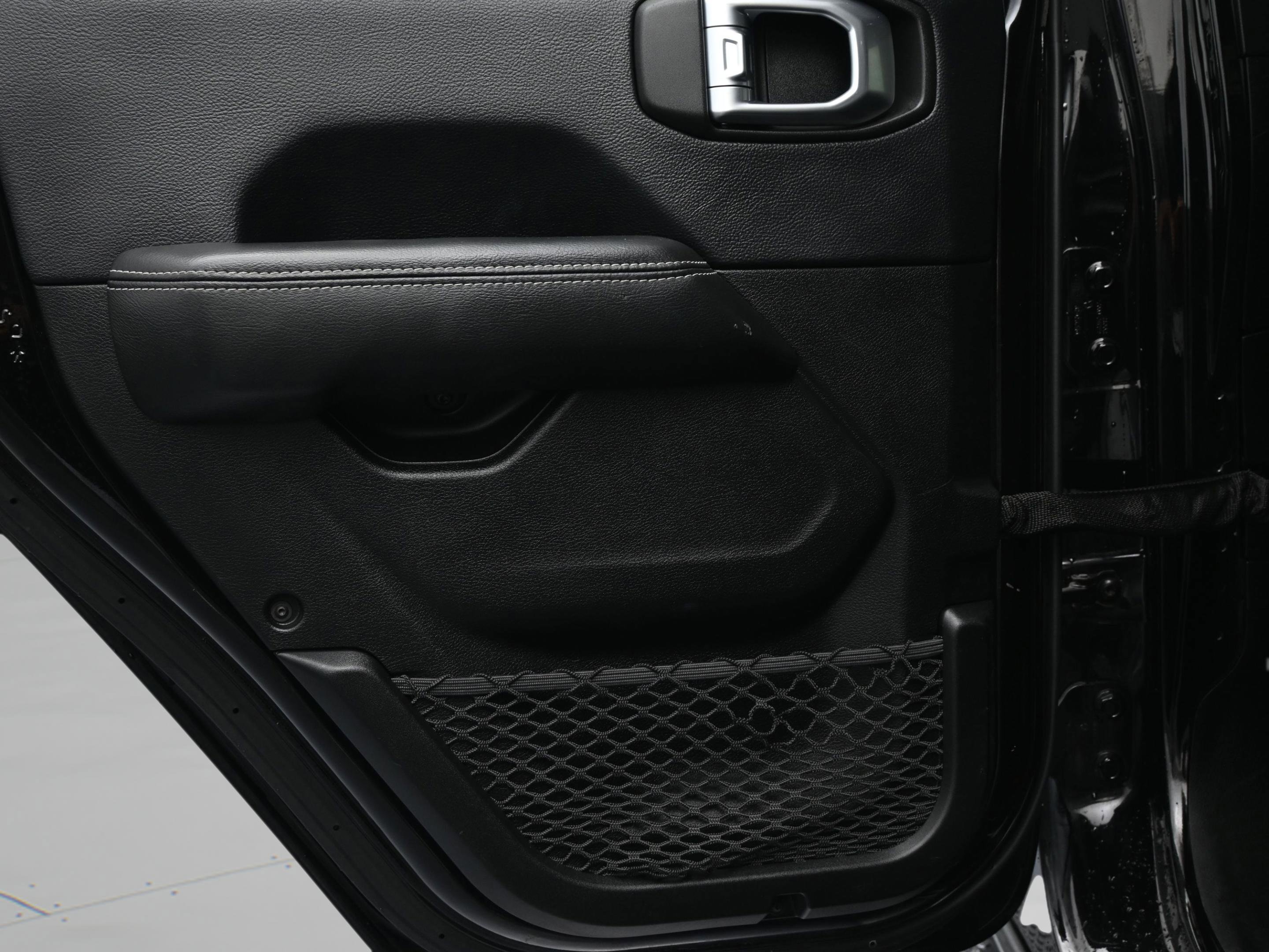 Used 2018 Jeep Wrangler Unlimited Sahara AWD/4WD image 12