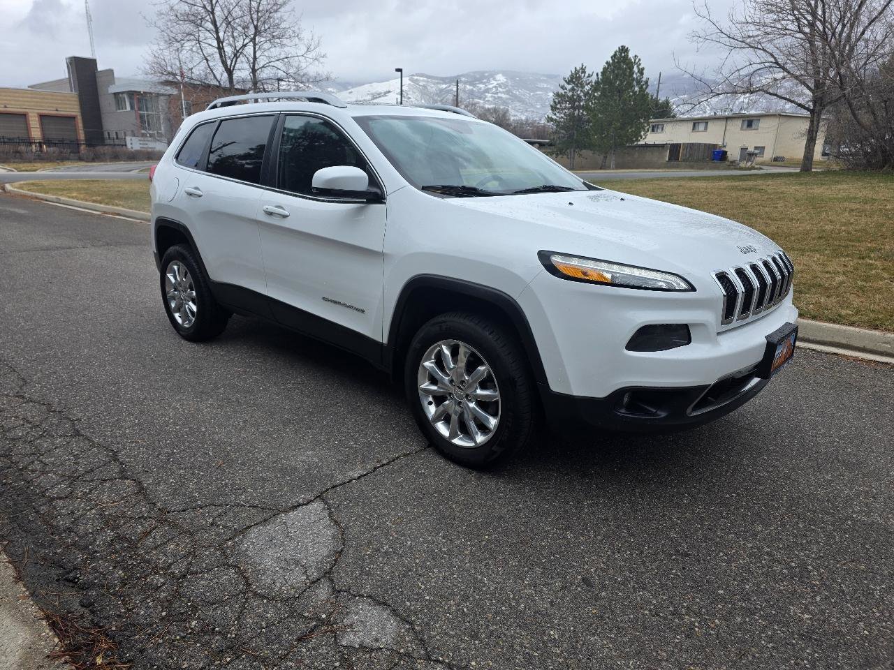 Used 2016 Jeep Cherokee Limited AWD/4WD image 2