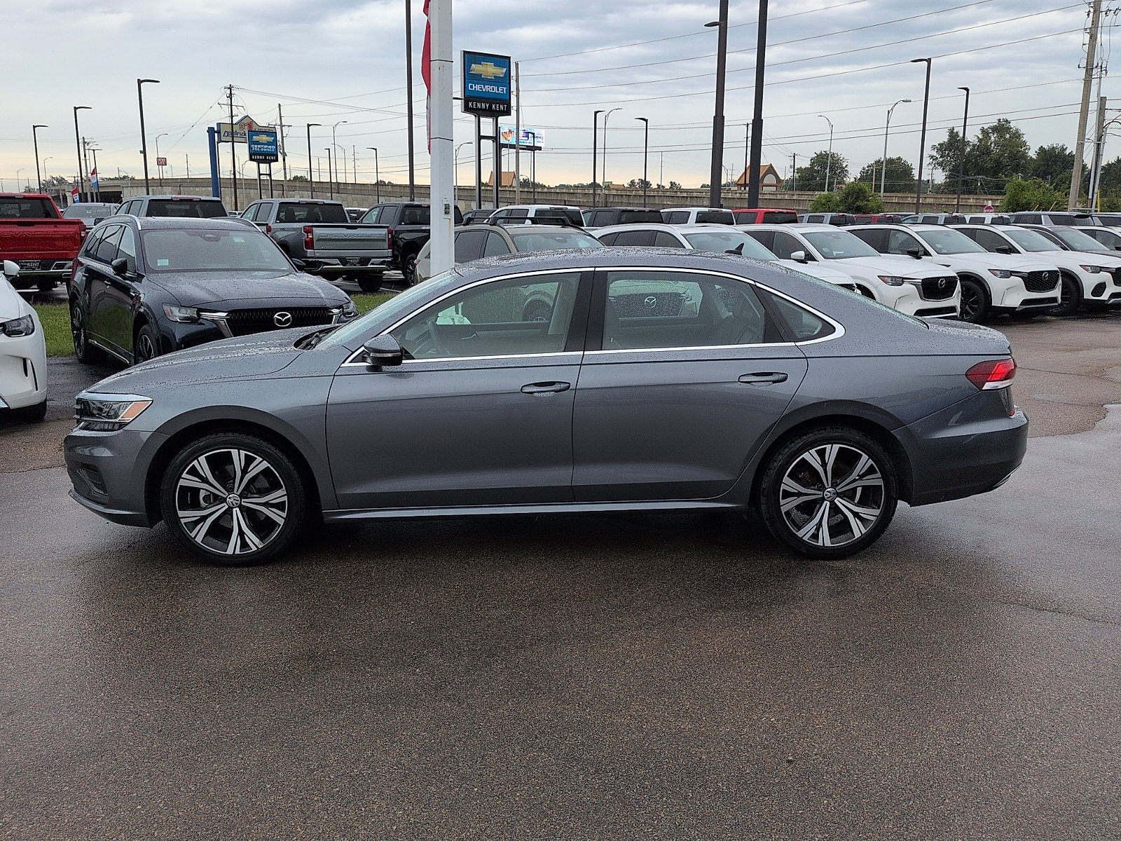 Used 2021 Volkswagen Passat 2.0T SE FWD image 4