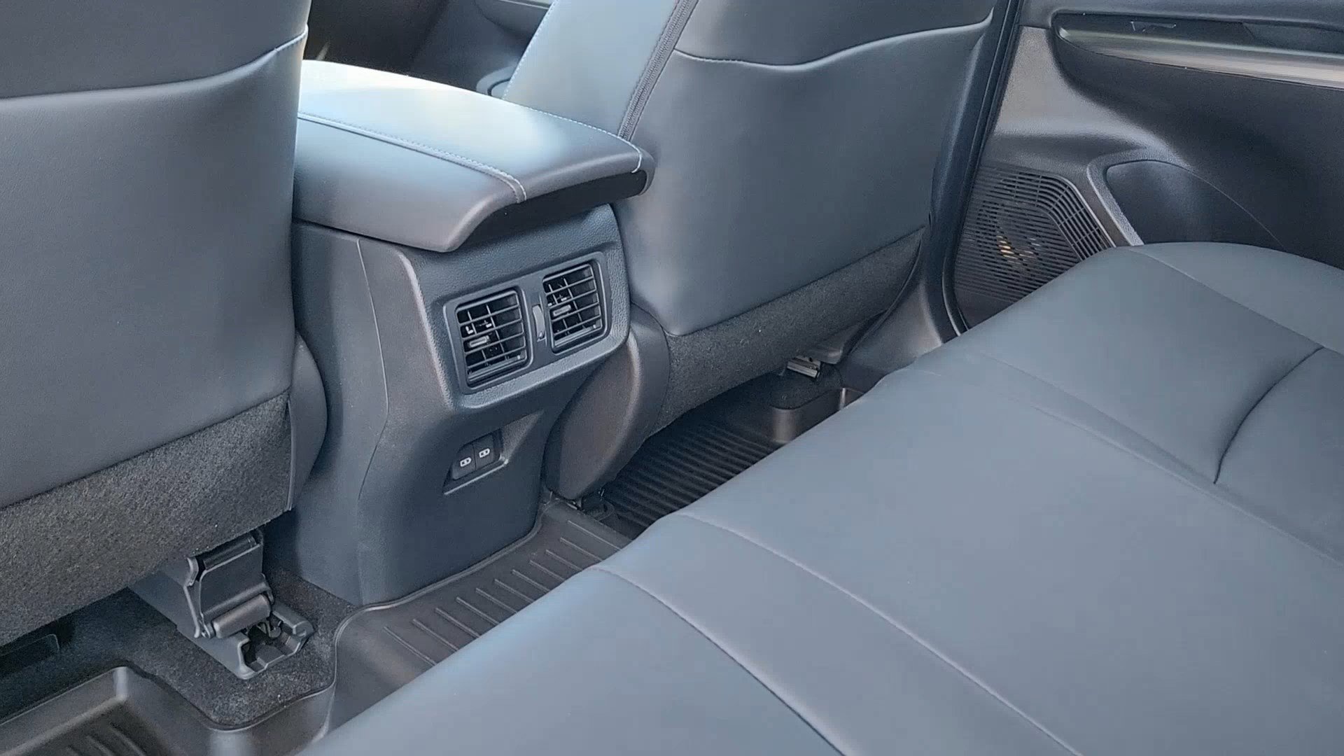 Used 2024 Toyota Venza Nightshade image 17