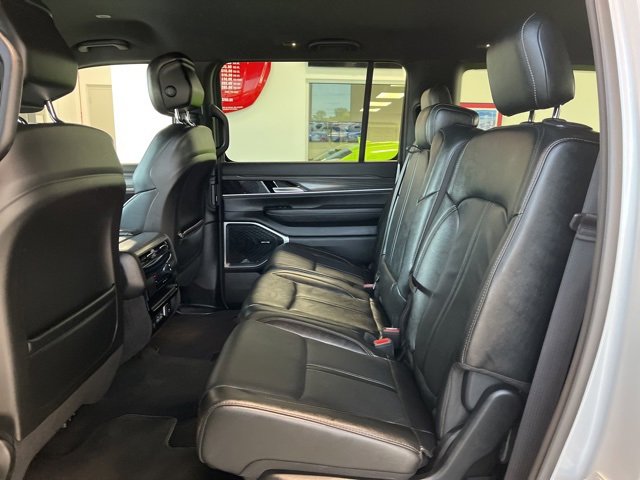 Used 2023 Jeep Wagoneer L Series II image 12