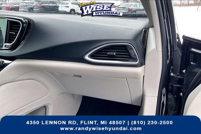 Used 2024 Chrysler Pacifica Limited image 16