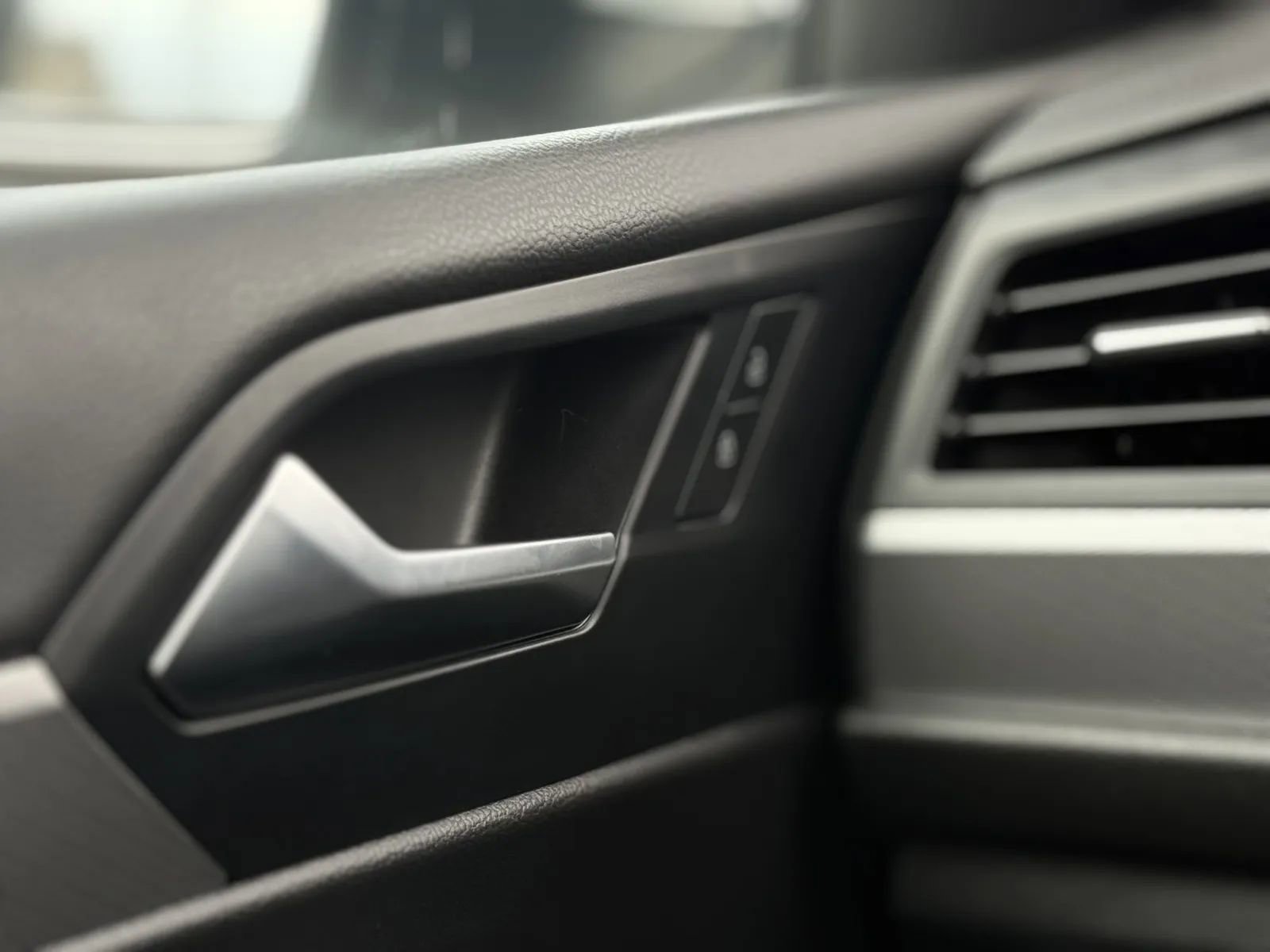 Used 2020 Volkswagen Jetta SE image 25