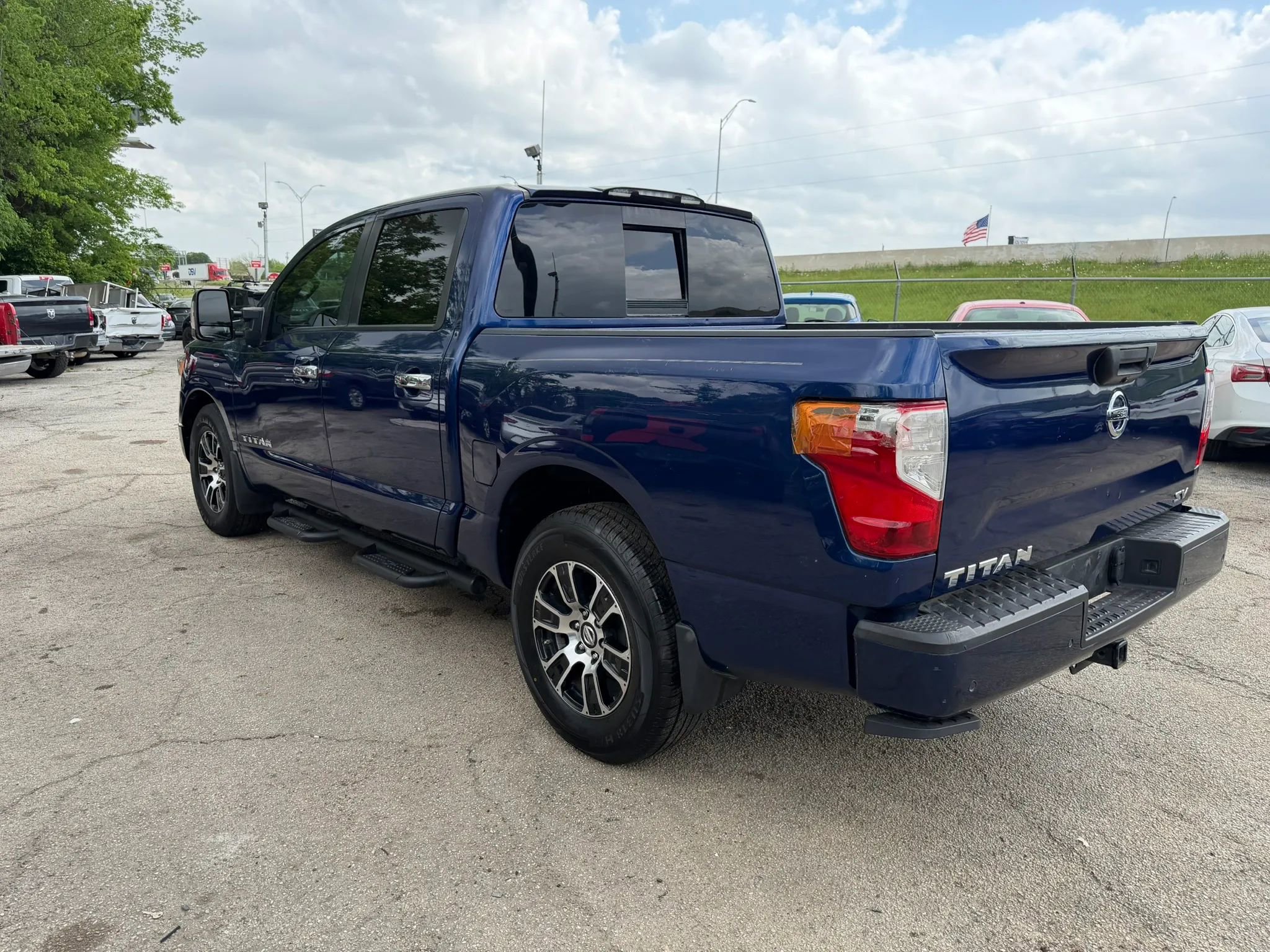 Used 2021 Nissan Titan SV w/ SV Convenience Package image 6