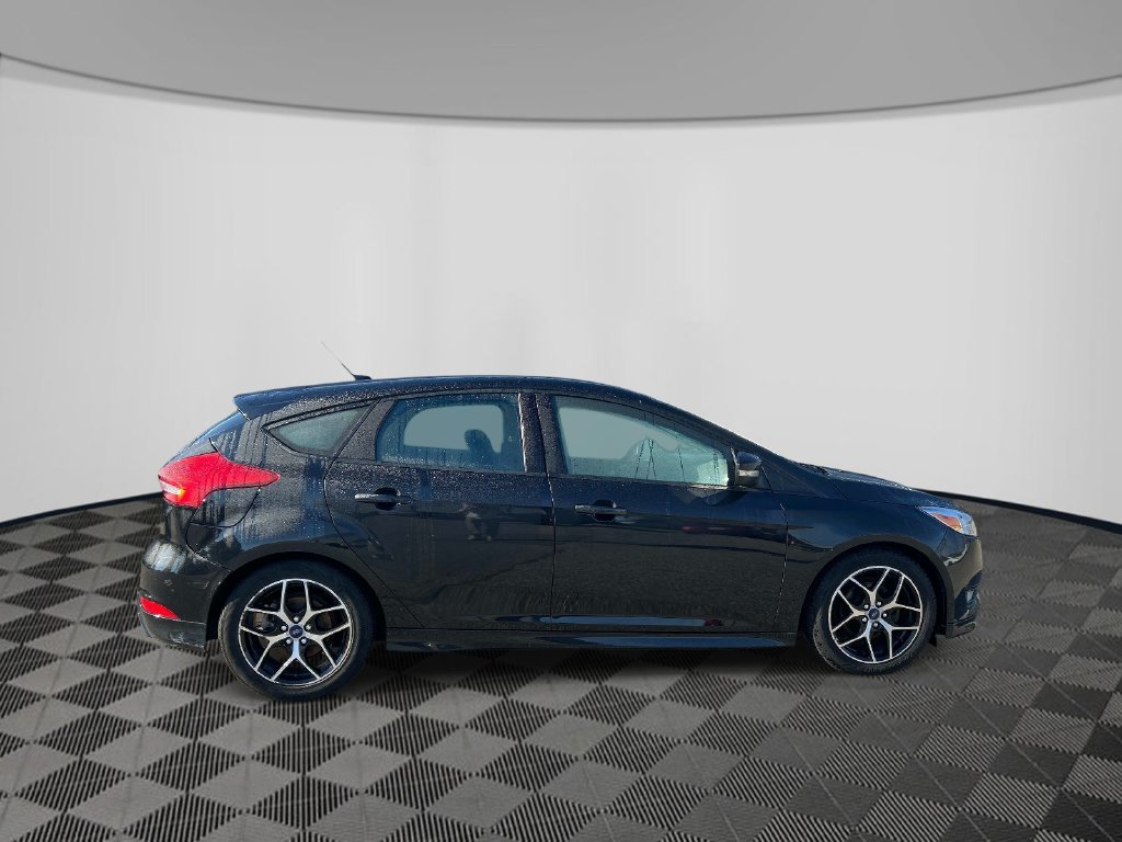 Used 2015 Ford Focus SE w/ SE Sport Package FWD image 7