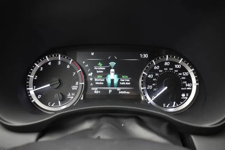 Used 2025 Toyota Highlander LE FWD image 27