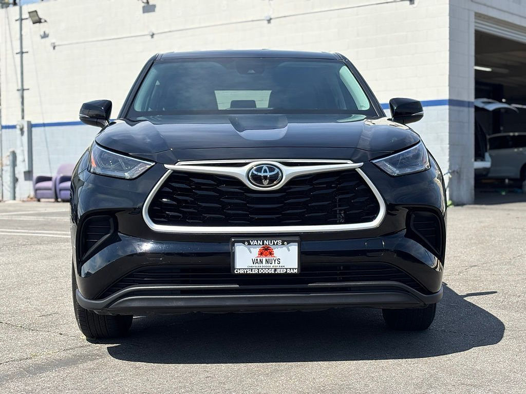 Used 2023 Toyota Highlander L FWD image 6