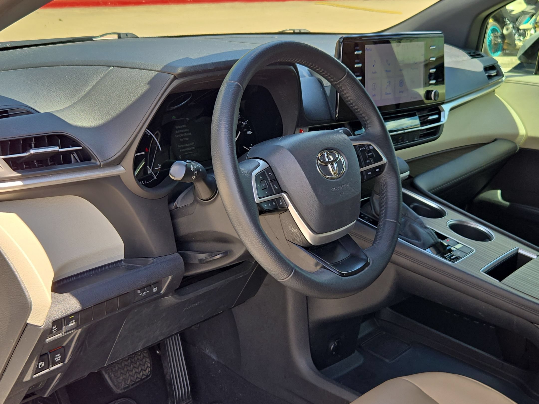 Used 2022 Toyota Sienna XLE FWD image 11