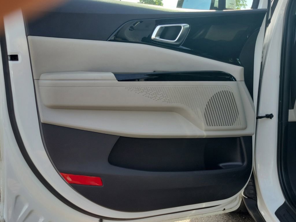 Used 2024 Kia Carnival EX FWD image 8