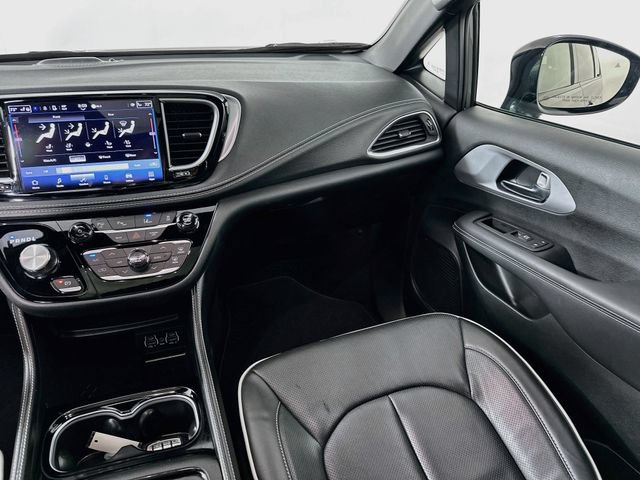 Used 2025 Chrysler Pacifica Premium FWD image 26