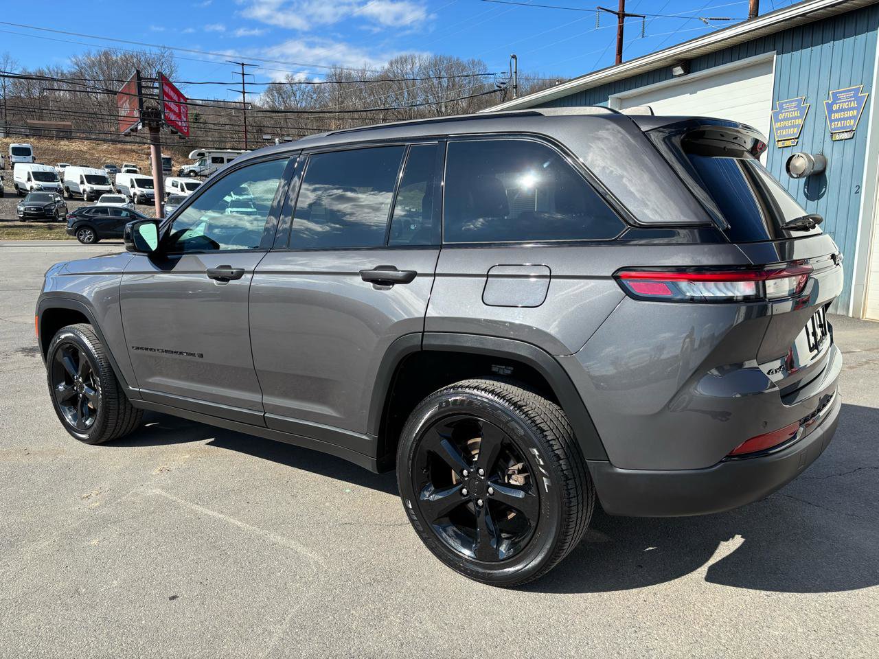 Used 2024 Jeep Grand Cherokee Altitude AWD/4WD image 3