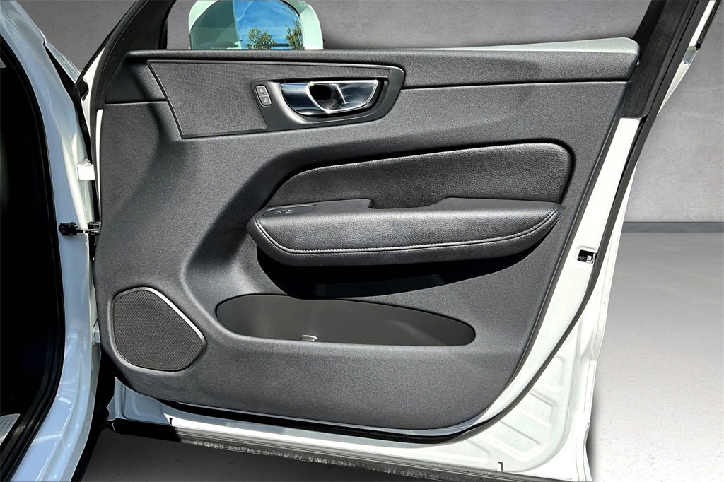 Certified 2022 Volvo XC60 B5 Momentum image 23