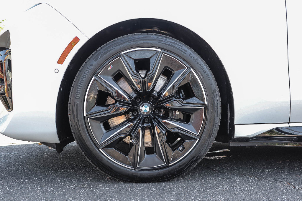 Certified 2023 BMW i7 xDrive60 AWD/4WD image 9