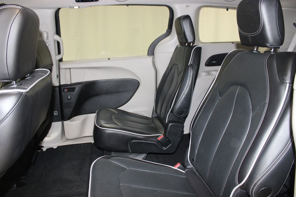 Used 2023 Chrysler Pacifica Limited FWD image 17