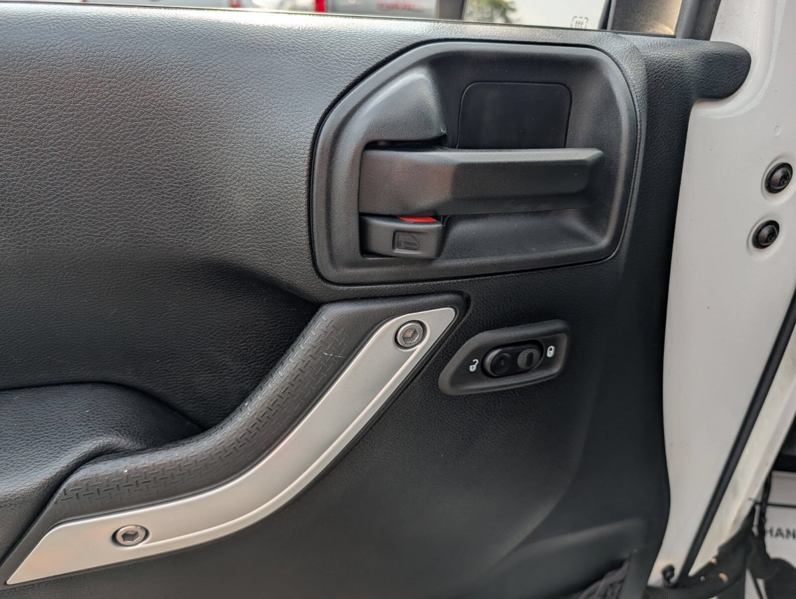 Used 2018 Jeep Wrangler Sahara w/ Connectivity Group AWD/4WD image 24