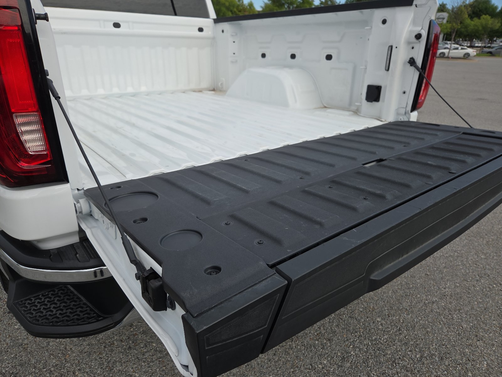 Used 2026 GMC Sierra 1500 SLT AWD/4WD image 9