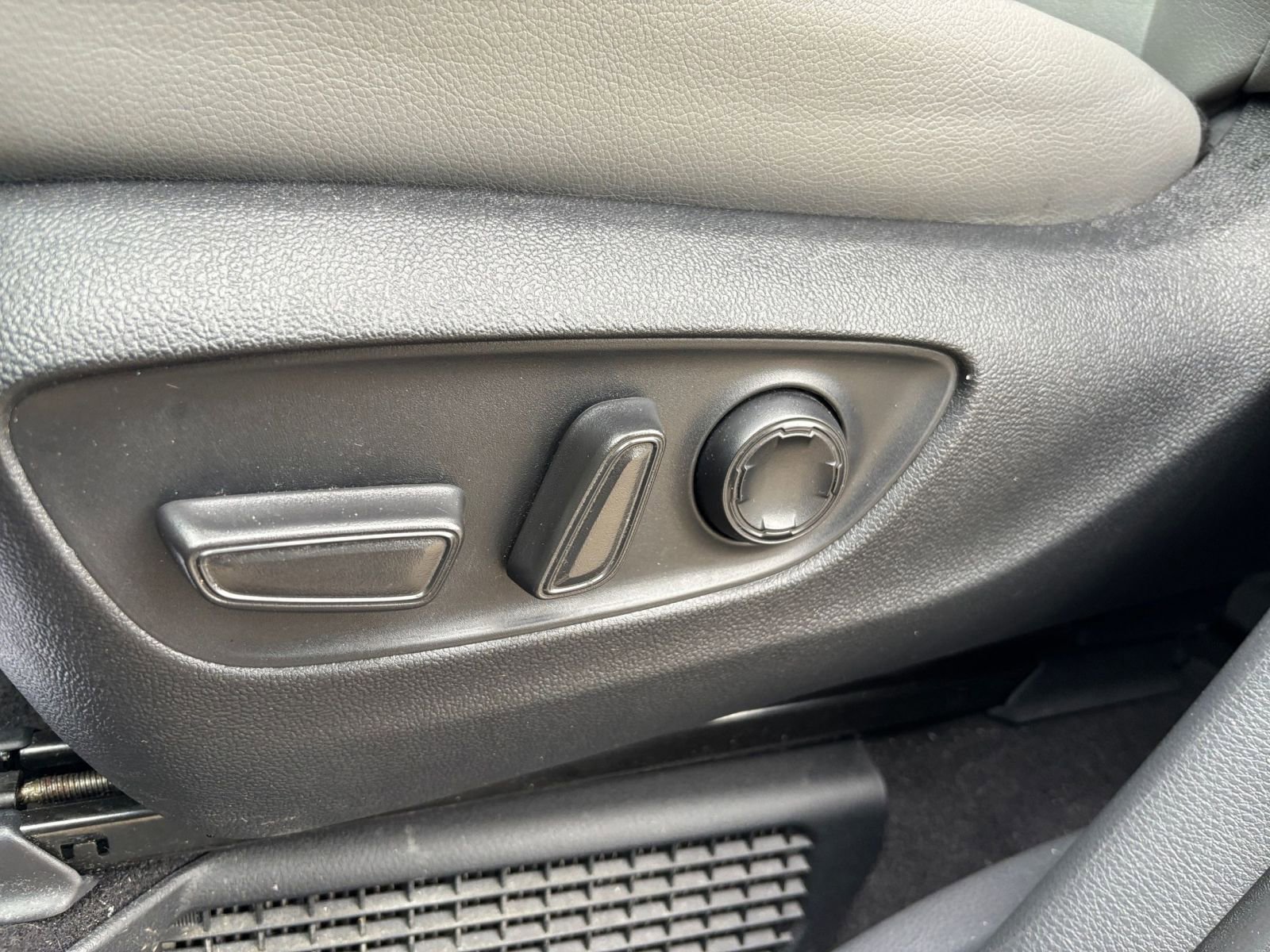 Used 2024 Toyota Sienna XLE FWD image 22