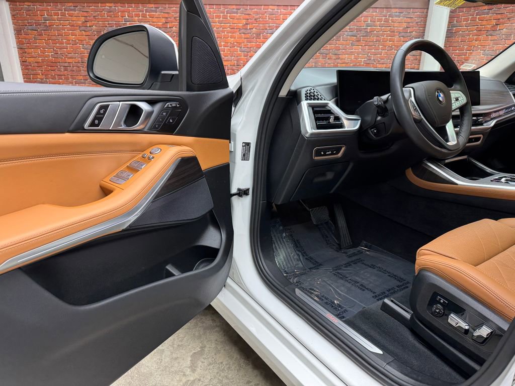 Certified 2024 BMW X7 xDrive40i w/ Climate Comfort Package image 9