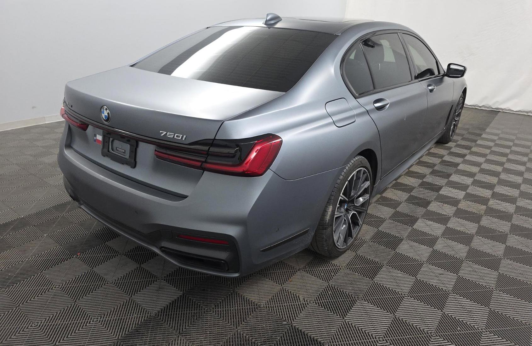Used 2022 BMW 750i xDrive w/ M Sport Package image 4