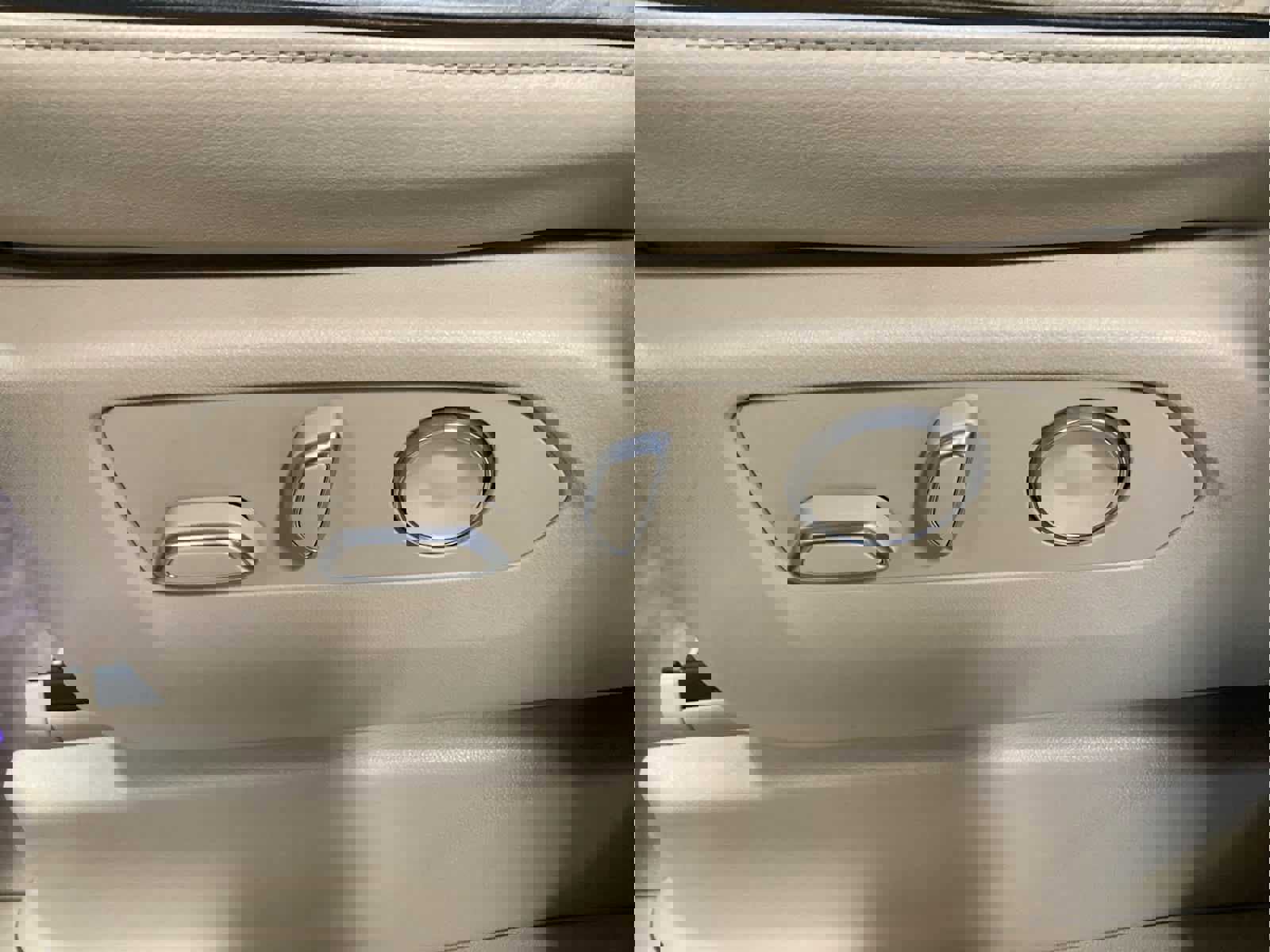 Used 2024 Cadillac Escalade ESV Premium Luxury image 12