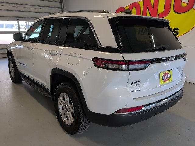 Used 2023 Jeep Grand Cherokee Laredo AWD/4WD image 3