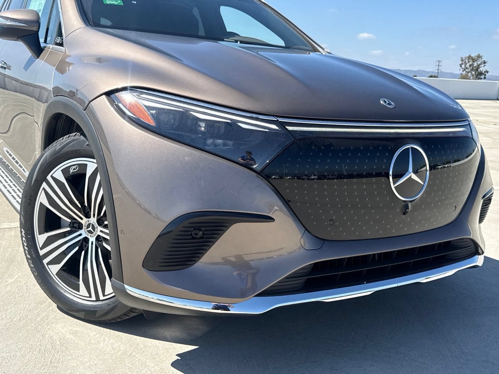 New 2027 Mercedes-Benz EQS 400 4MATIC SUV image 3