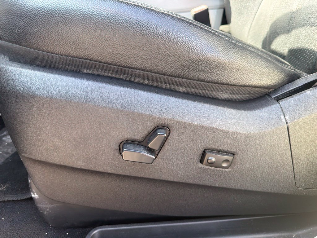 Used 2015 Chrysler Town & Country Touring-L w/ Driver Convenience Group FWD image 21