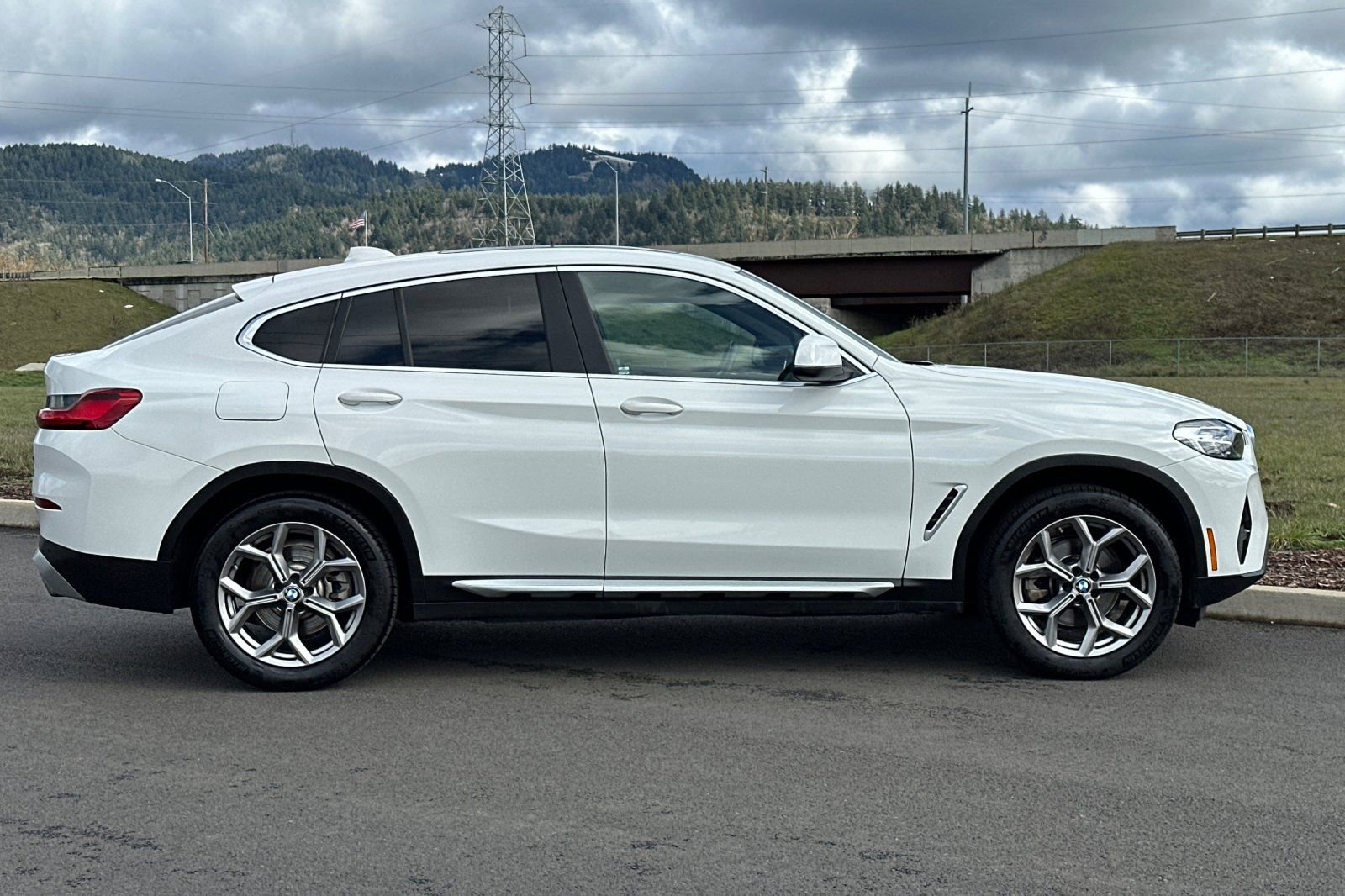 Used 2023 BMW X4 xDrive30i w/ Premium Package AWD/4WD image 2