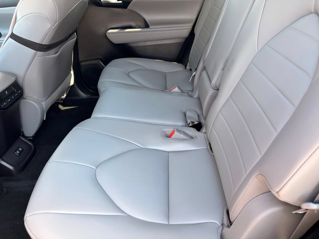 Used 2021 Toyota Highlander XLE AWD/4WD image 13