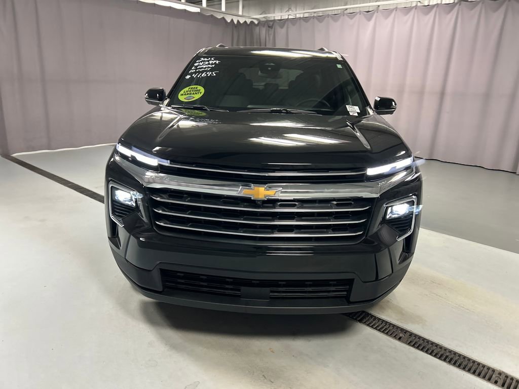 Used 2025 Chevrolet Traverse LT w/ Driver Confidence Package image 2