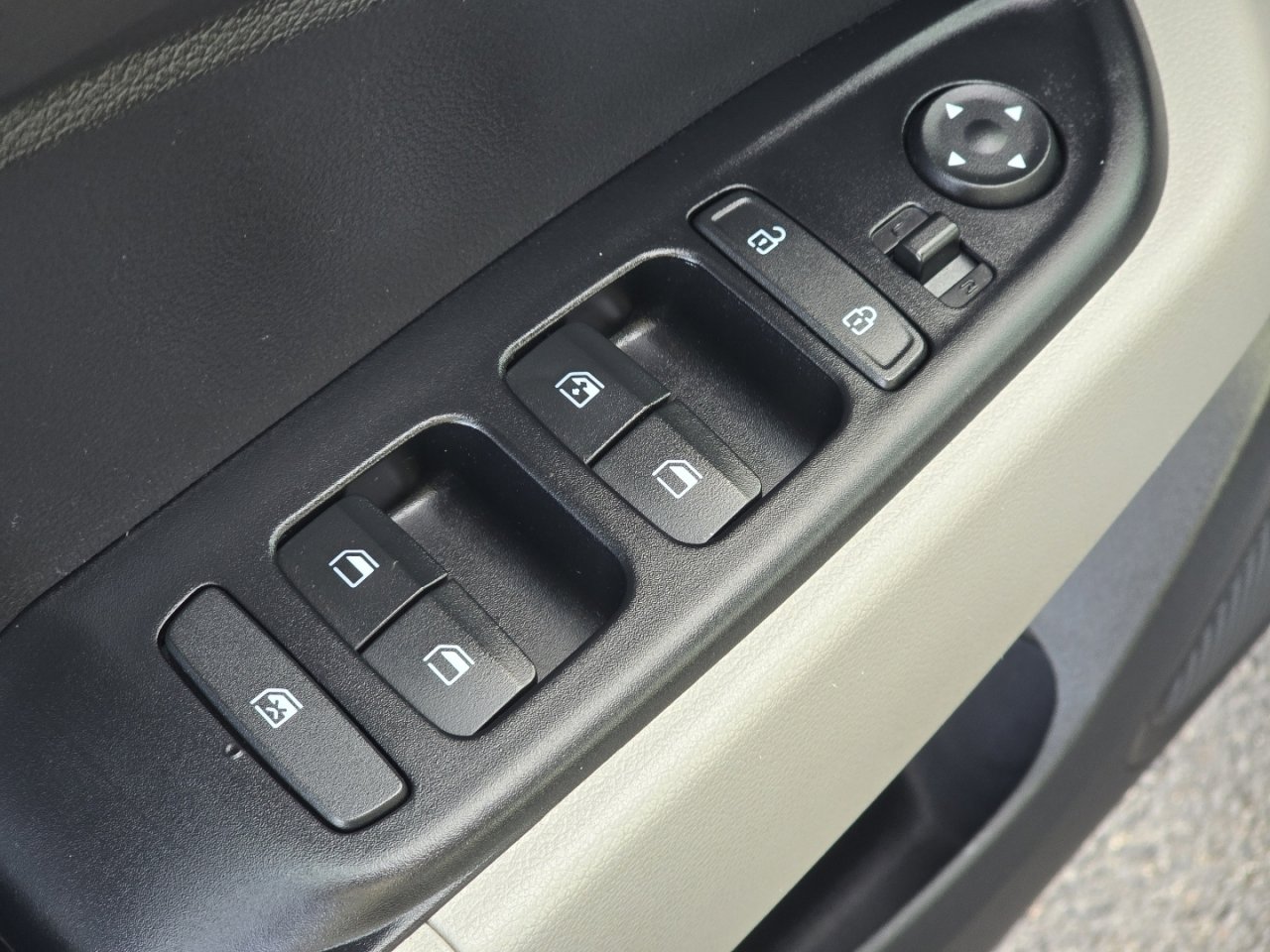 Used 2025 Hyundai Venue SEL image 23