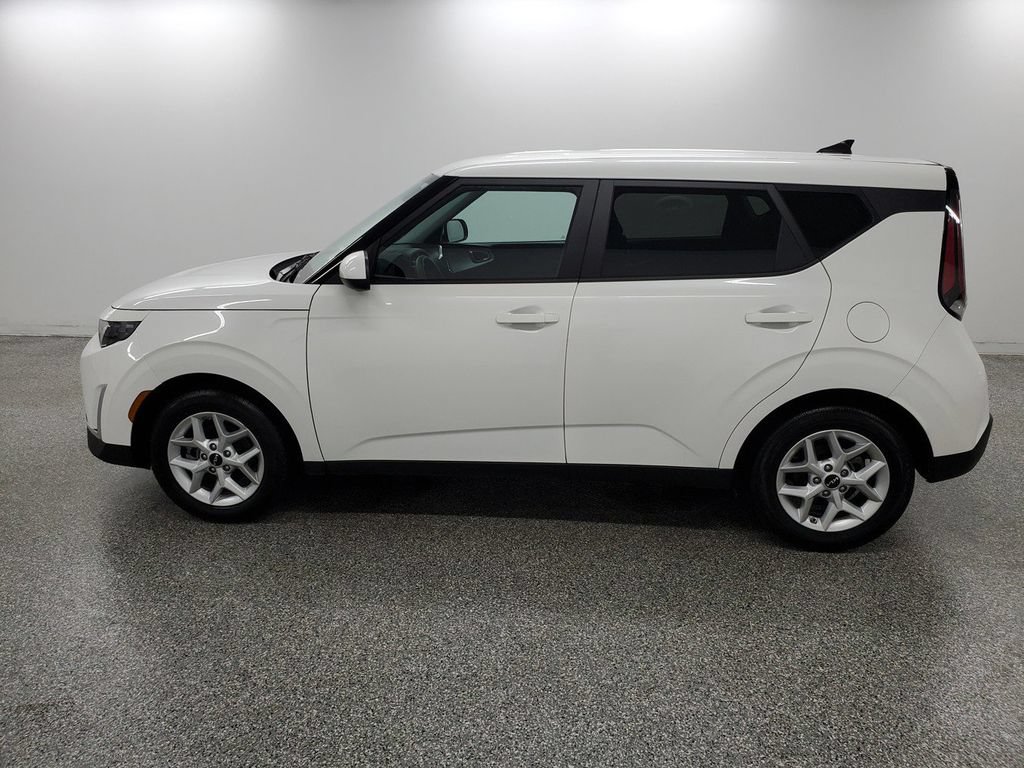 Used 2024 Kia Soul LX w/ Option Group 015 FWD image 9