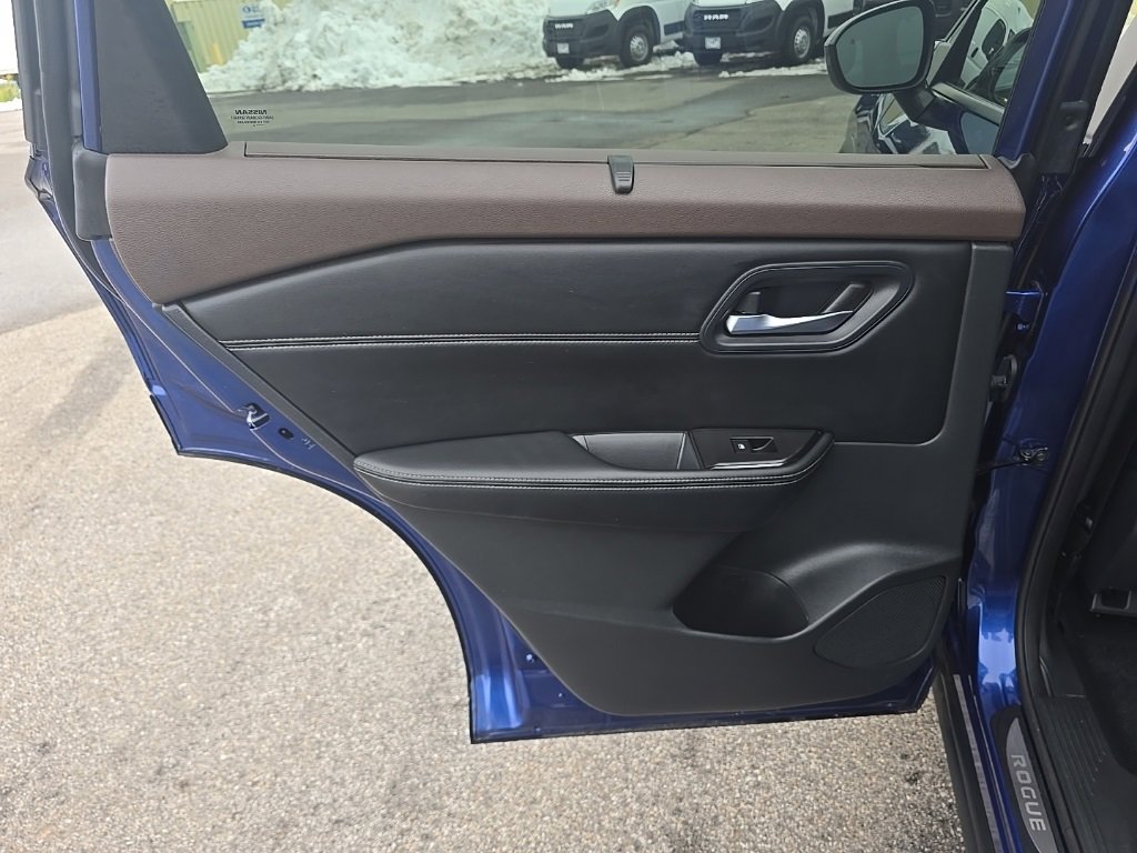 Used 2023 Nissan Rogue SV w/ SV Premium B Package image 15