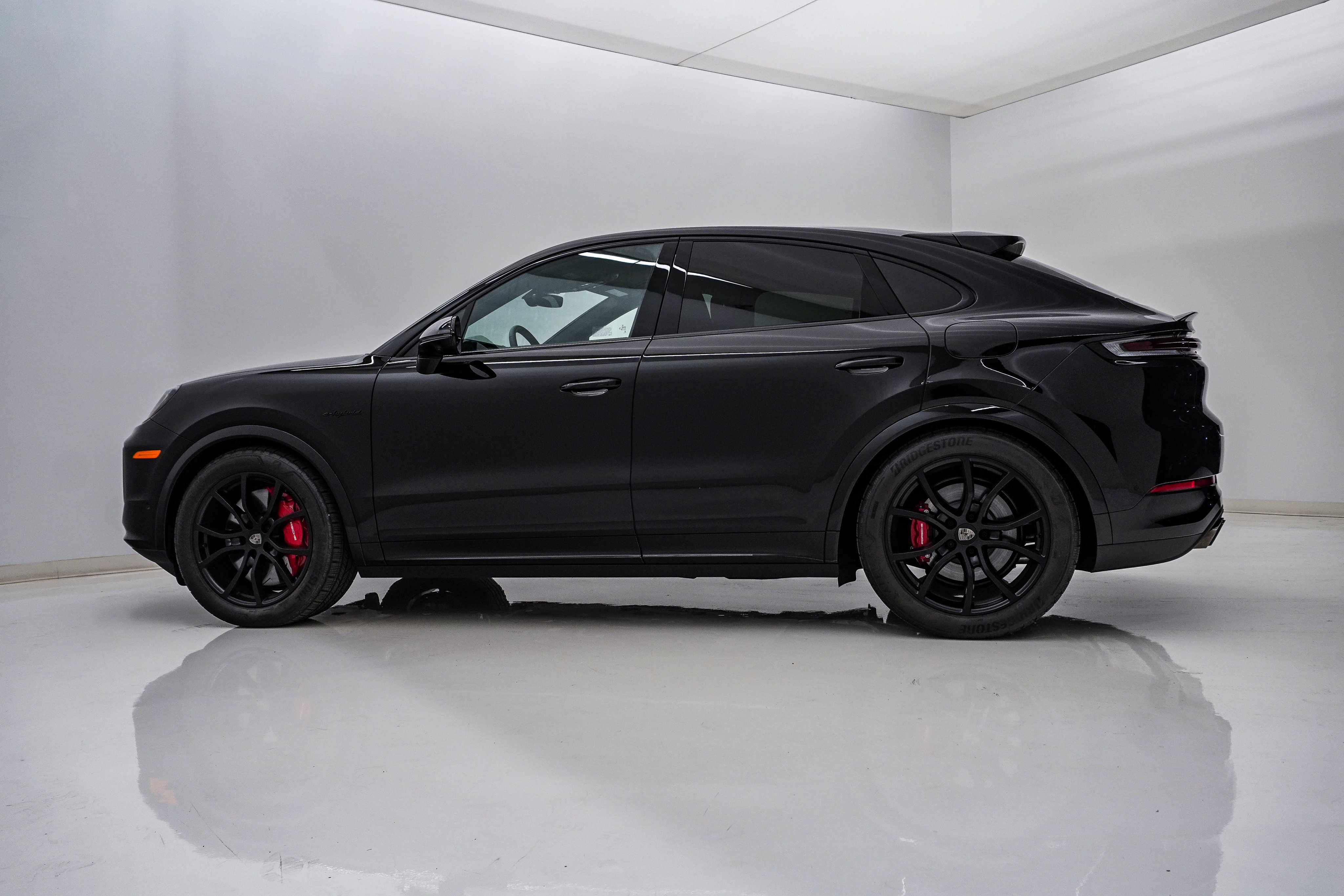 Certified 2025 Porsche Cayenne Turbo AWD/4WD image 2