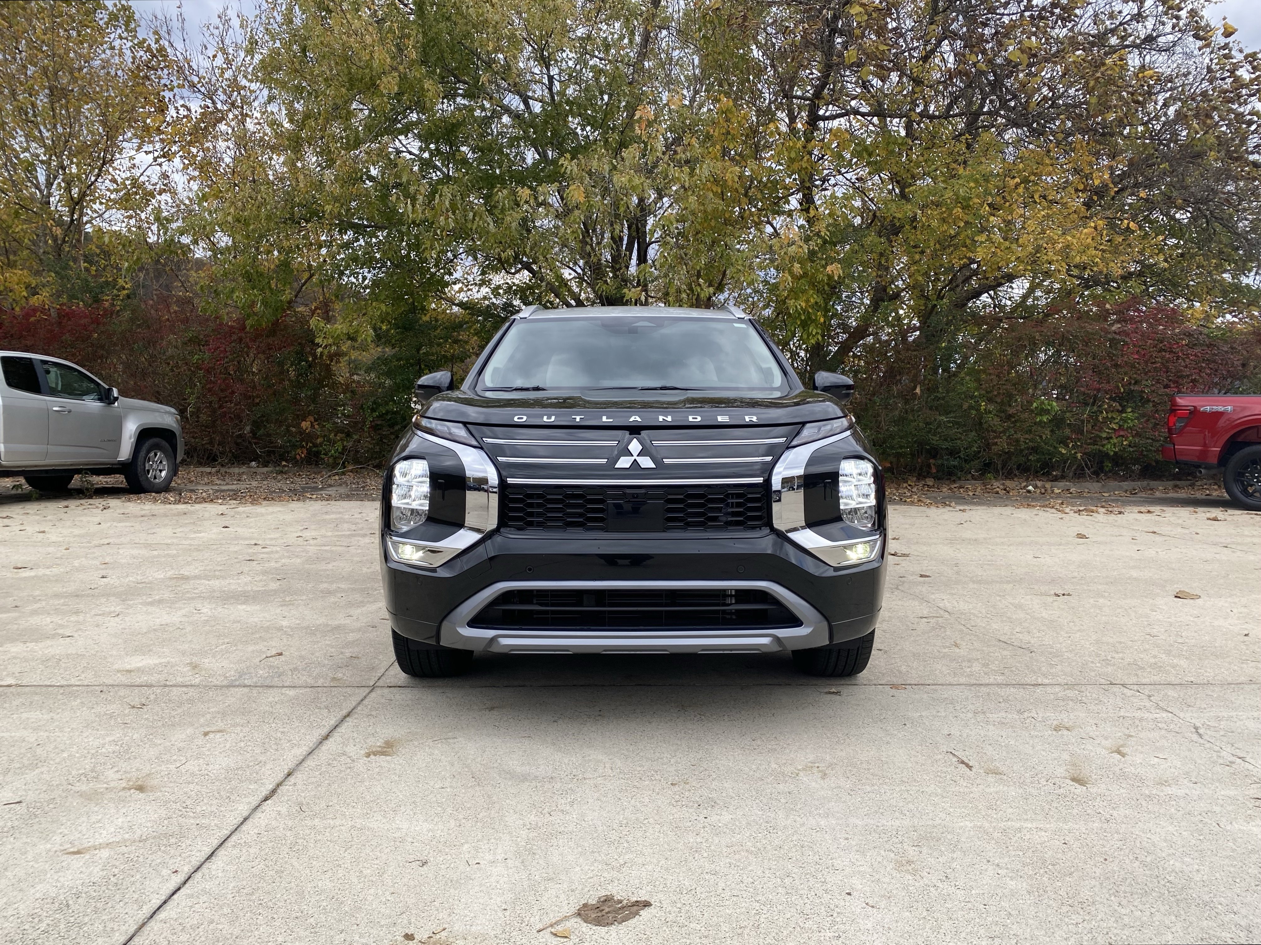 Used 2025 Mitsubishi Outlander AWD image 39