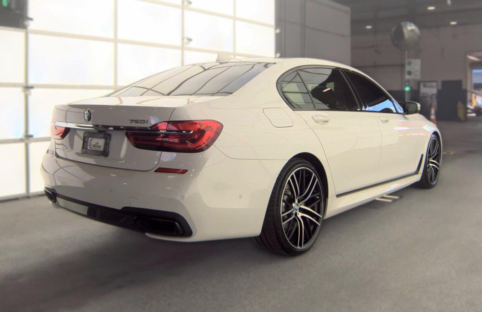 Used 2019 BMW 750i w/ Executive Package RWD image 3