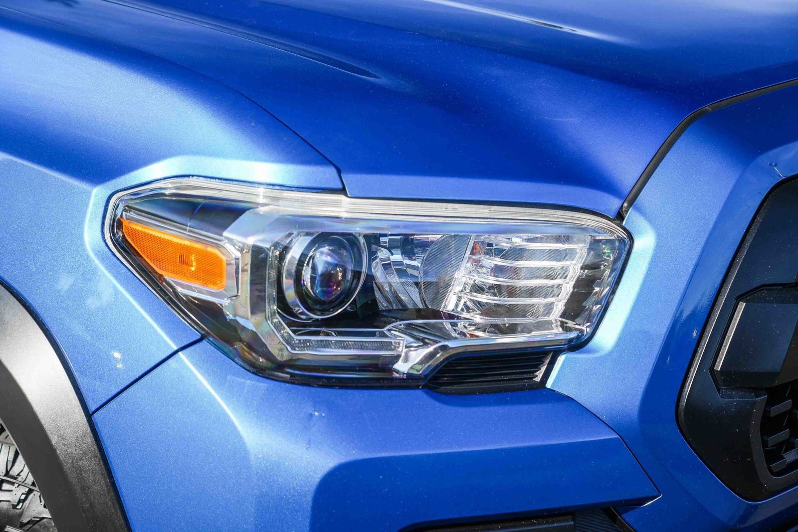 Used 2018 Toyota Tacoma TRD Off-Road w/ TRD Premium Off Road Package AWD/4WD image 2
