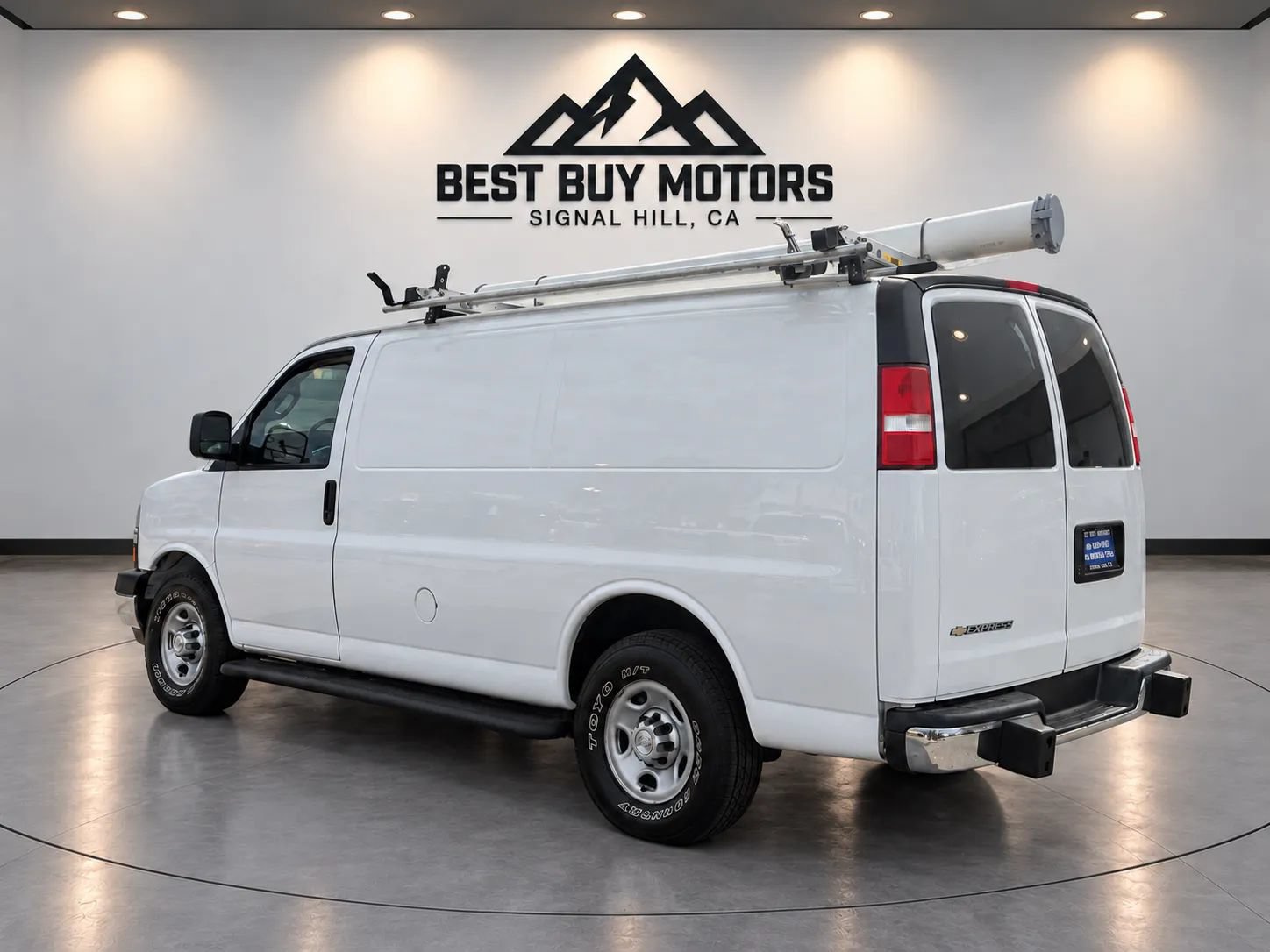 Used 2018 Chevrolet Express 2500 w/ Driver Convenience Package RWD image 6