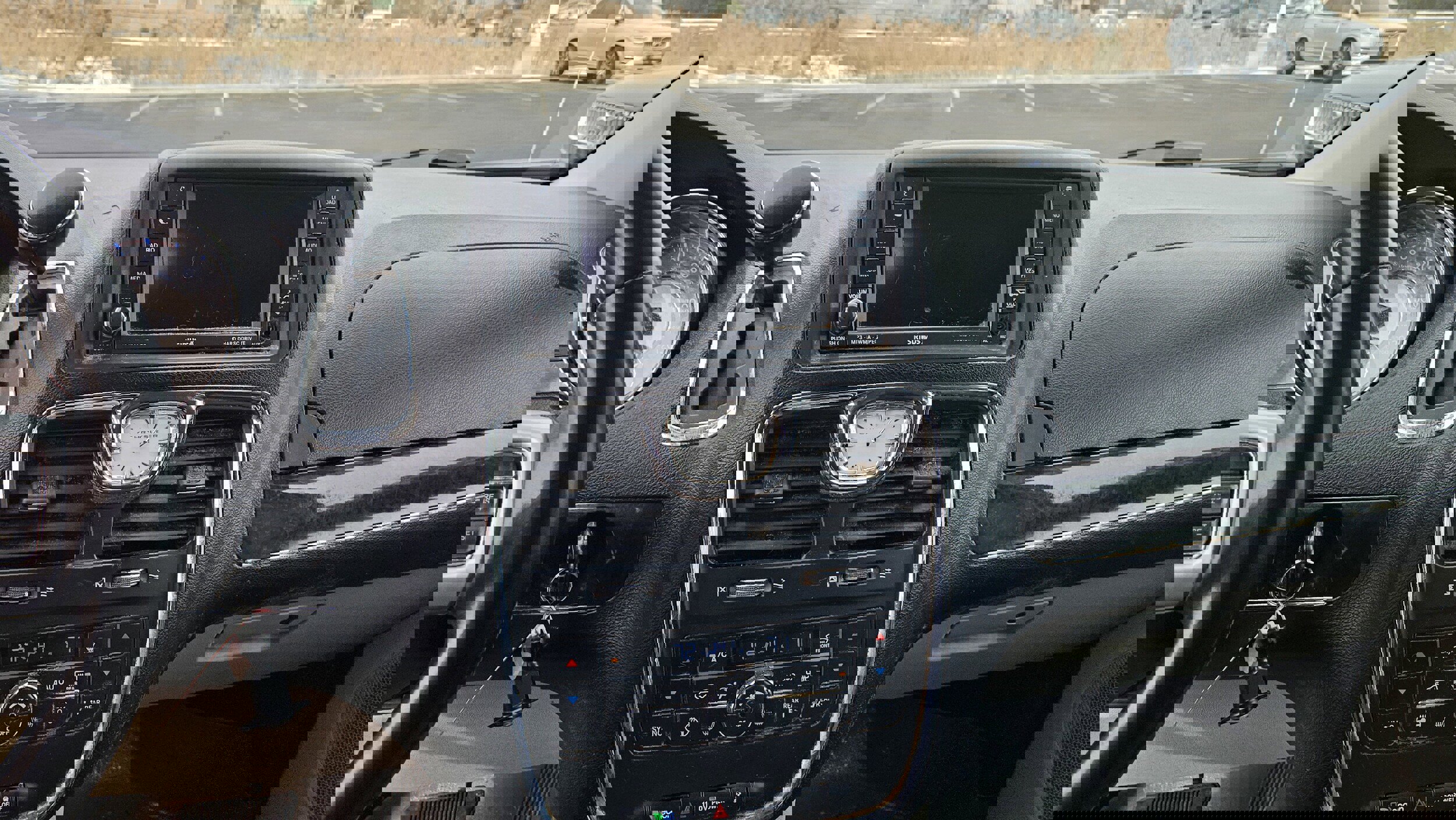 Used 2011 Chrysler Town & Country Touring-L w/ Driver Convenience Group image 12