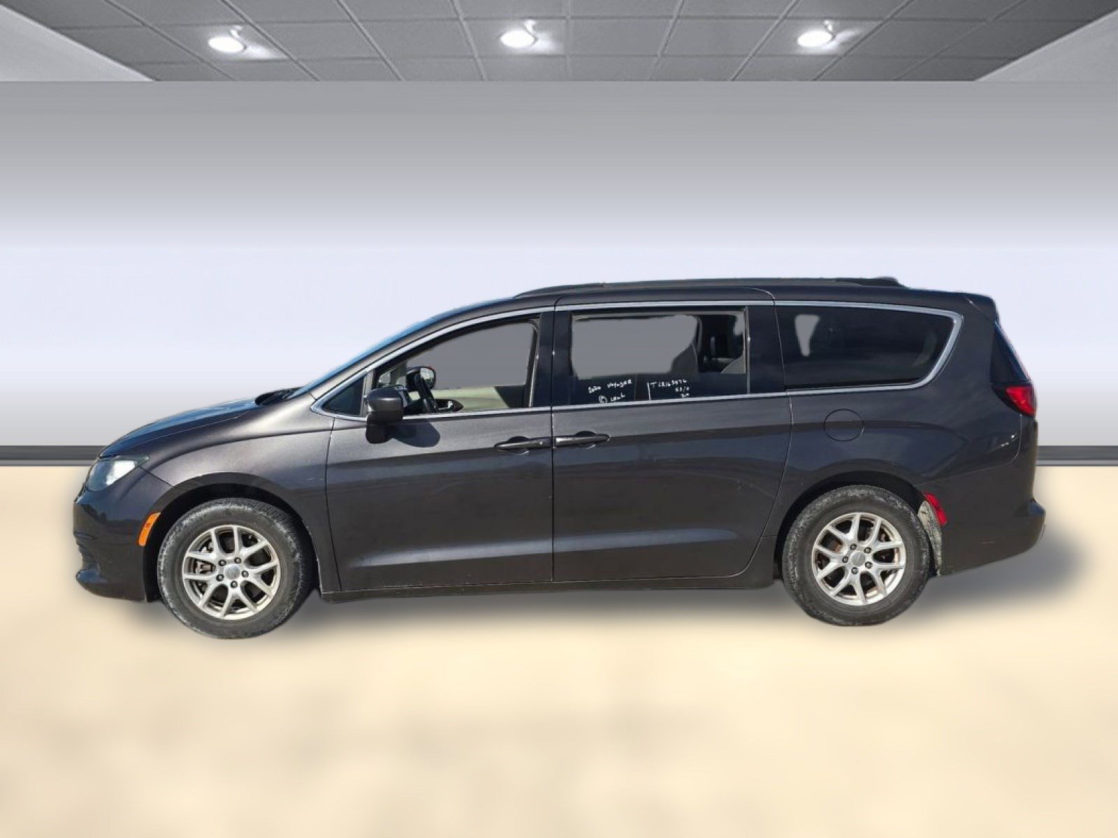 Used 2020 Chrysler Voyager Lxi image 2