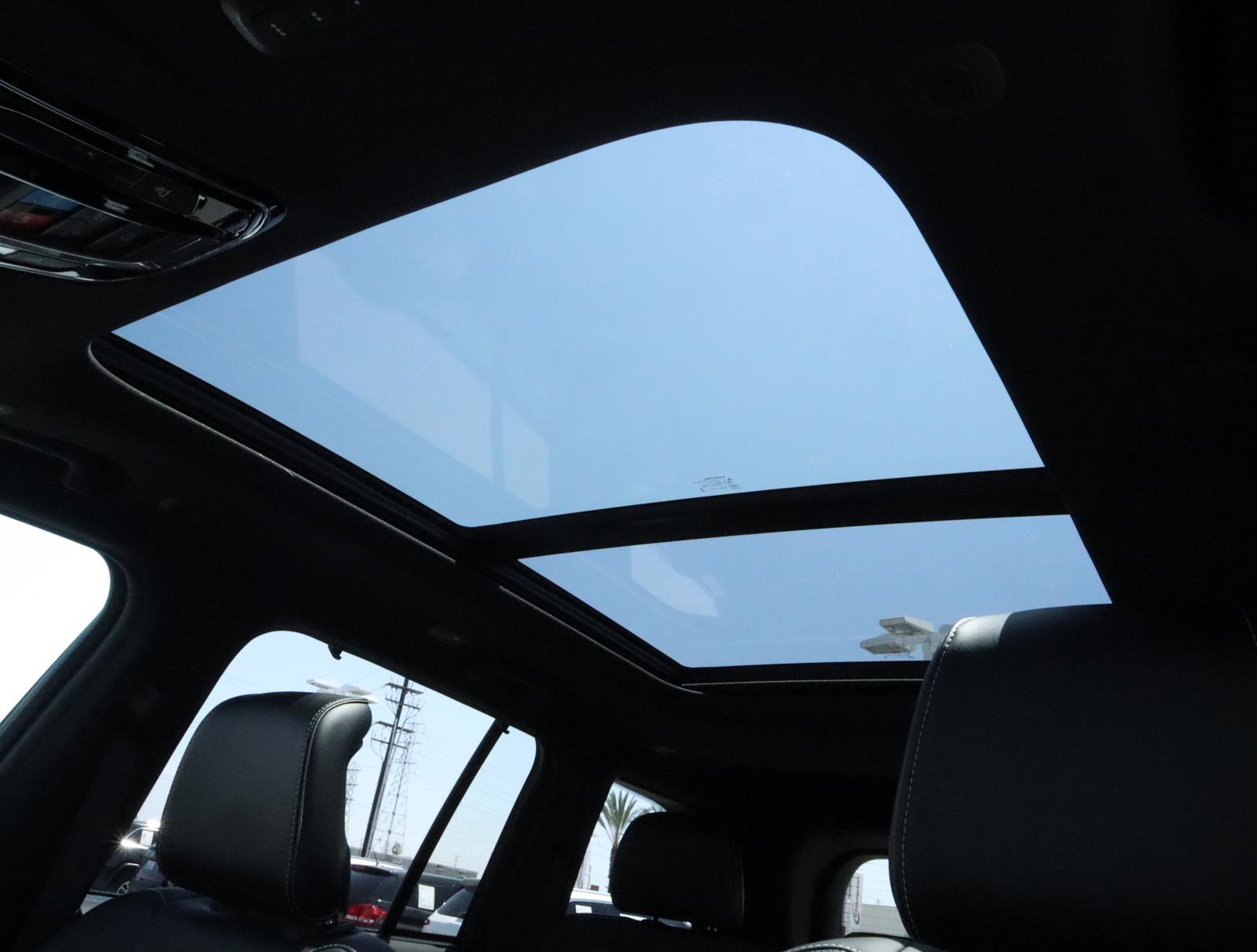 New 2023 Jeep Grand Cherokee Overland w/ Luxury Tech Group IV image 19