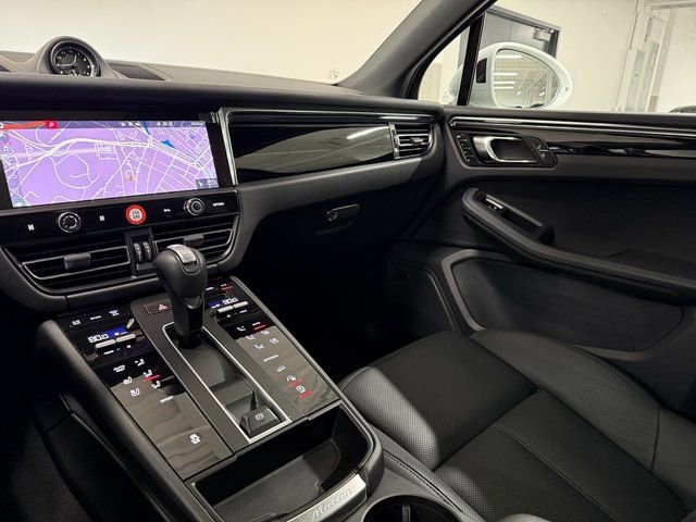 Certified 2025 Porsche Macan AWD/4WD image 15