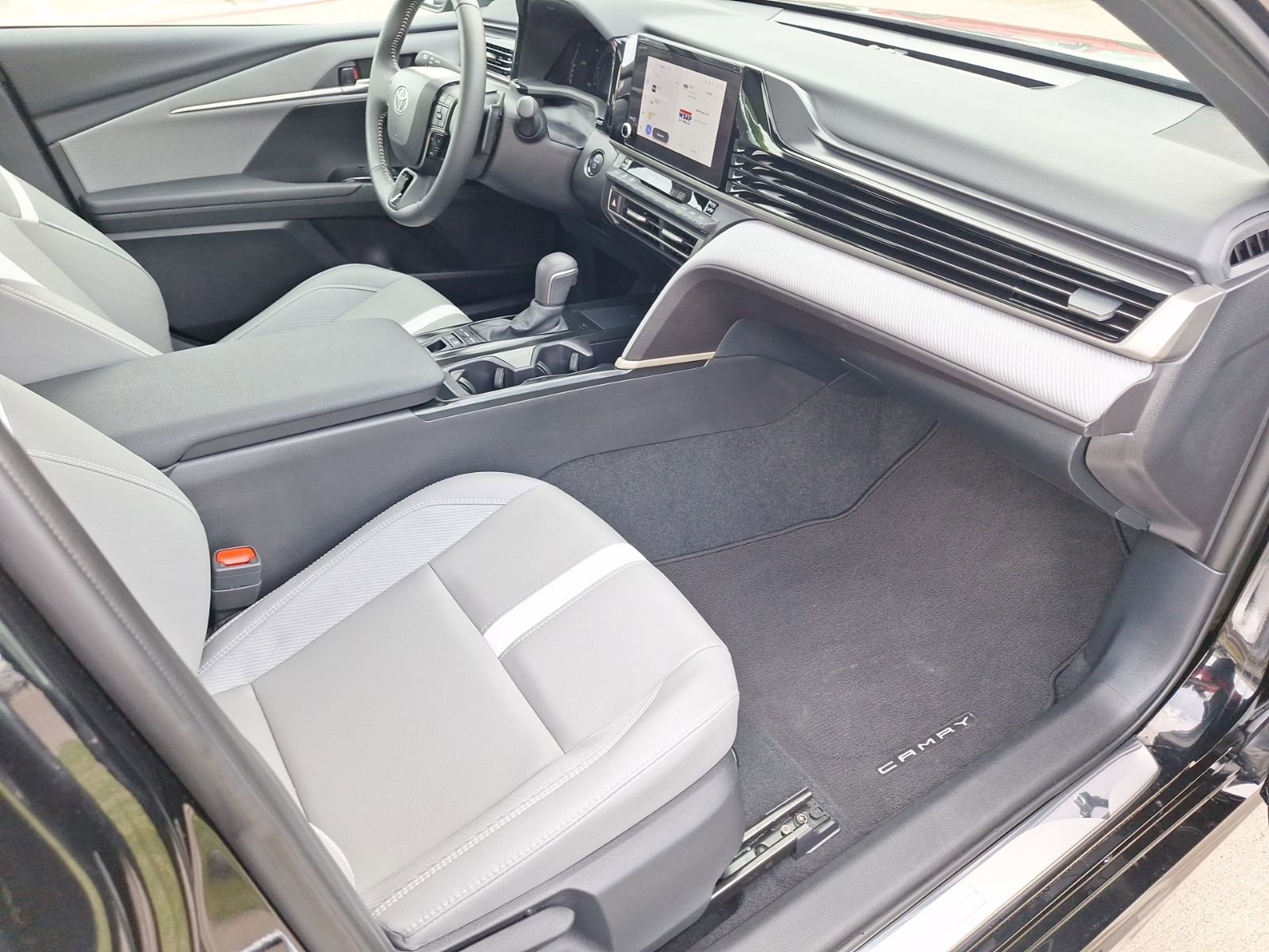 Used 2025 Toyota Camry SE FWD image 33